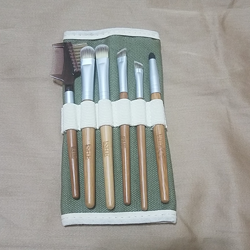 She Aromatherapy brushes in pouch